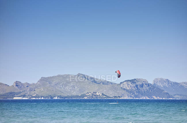 Kitesurfer im Meer, Mallorca, Spanien — Stockfoto