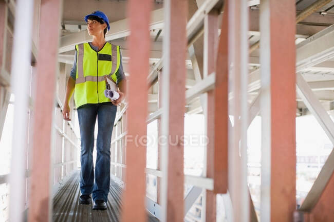 Жіночий працівник на будівельному майданчику — стокове фото