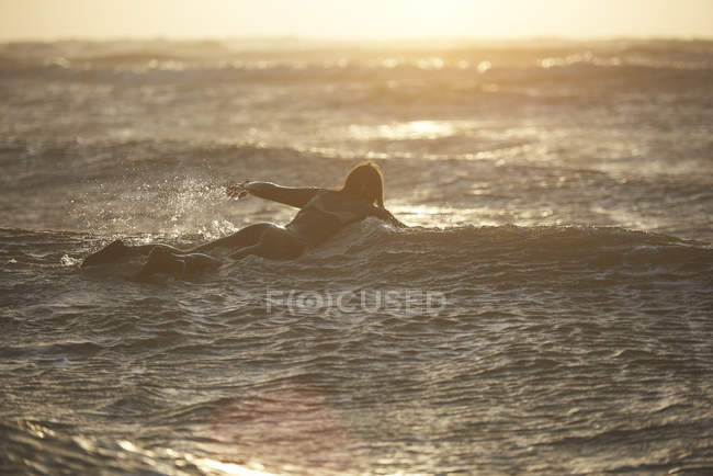 Молоді чоловіки серфер дитячий з моря на дошку для серфінгу, Девон, Англія, Великобританія — стокове фото