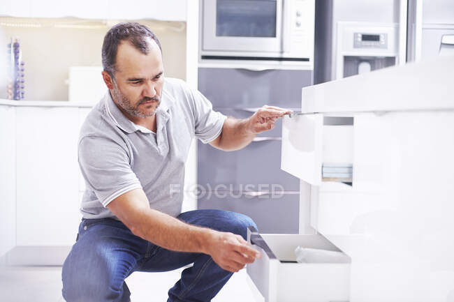 Joiner instalando gavetas na cozinha — Fotografia de Stock