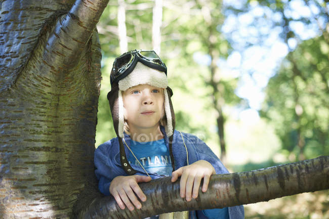 Мальчик в маскарадной одежде, играет в парке — стоковое фото