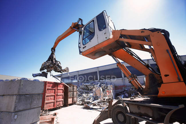 Grapple handler sorting and moving metals — Stock Photo