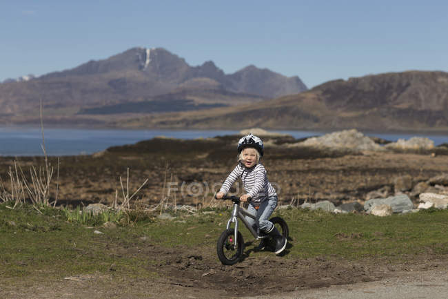 Мальчик на велосипеде, озеро Эйшорт, остров Скай, Гебриды, Шотландия — стоковое фото