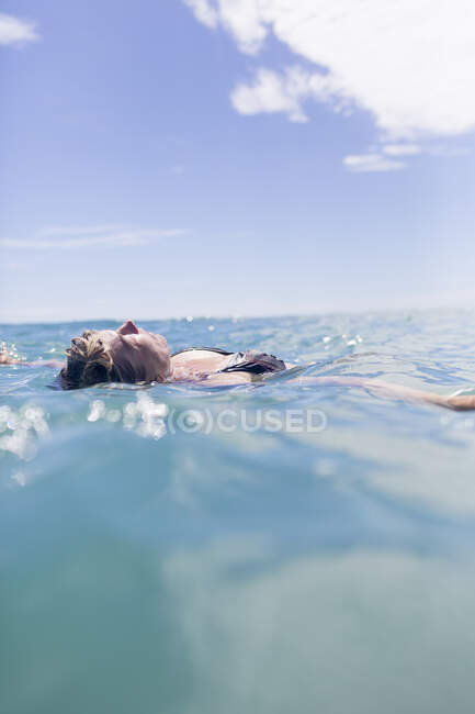 Swimmer floating in sea — Stock Photo