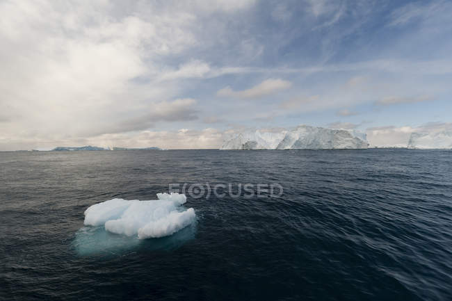 Eisberge im Sonnenlicht am ilulissat-Eisfjord — Stockfoto