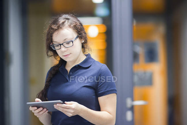 Techniker mit digitalem Tablet im Labor — Stockfoto