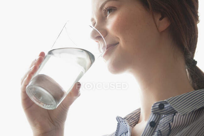 Jeunes femmes eau potable — Photo de stock