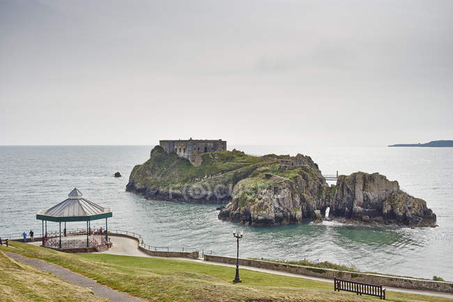 View of promenade and St Catherines Island and fort — Stock Photo