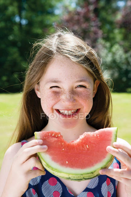 Menina comendo uma melancia ao ar livre — Fotografia de Stock