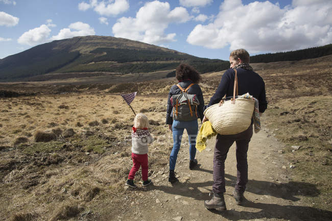 Caminhadas em família no caminho em colinas, Fairy Pools, Isle of Skye, Hebrides, Escócia — Fotografia de Stock