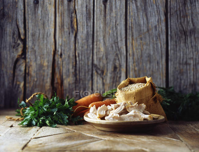 Cenouras, coentros, cogumelos e cevada pérola — Fotografia de Stock