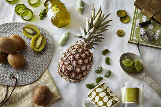 Pineapple and kiwi fruits — Stock Photo