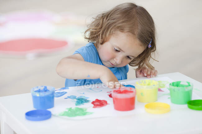 Jeune fille jouer avec les couleurs — Photo de stock