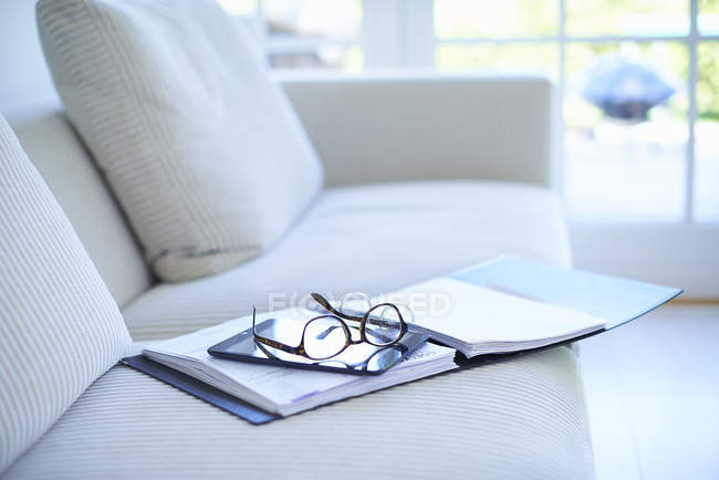 Óculos e diário no sofá — Fotografia de Stock