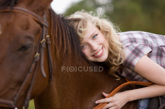 Mujer joven montada en un caballo - foto de stock