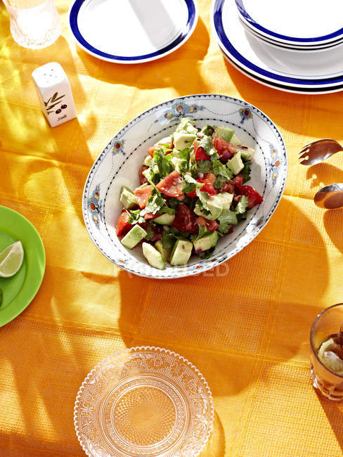 Салат з помідорами та авокадо — стокове фото