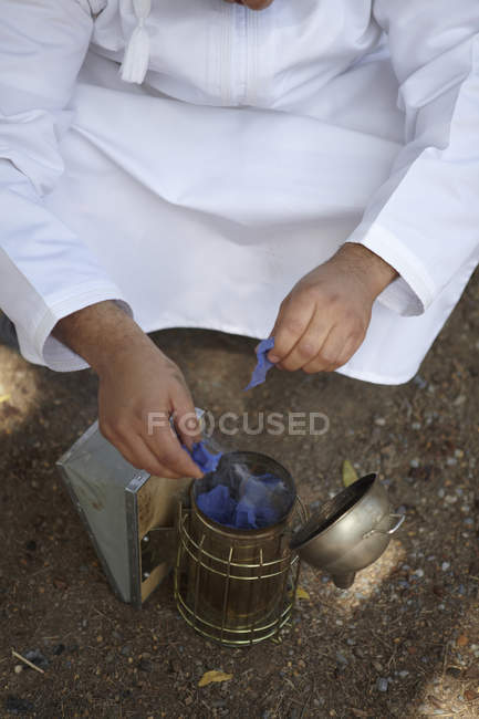 Apicoltore che accende l'alveare fumatore, Savq, Jabal Akhdar, Oman, Medio Oriente — Foto stock