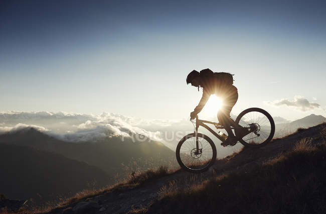 Ciclista de montaña en descenso, Valais, Suiza - foto de stock