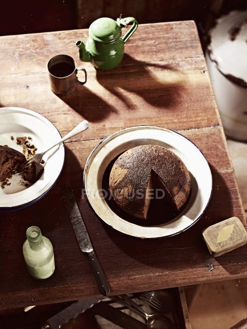 Dish of steamed treacle pudding and teapot — Stock Photo