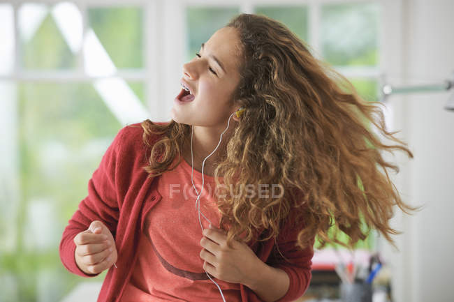 Menina jovem usando fones de ouvido, dançando à música — Fotografia de Stock