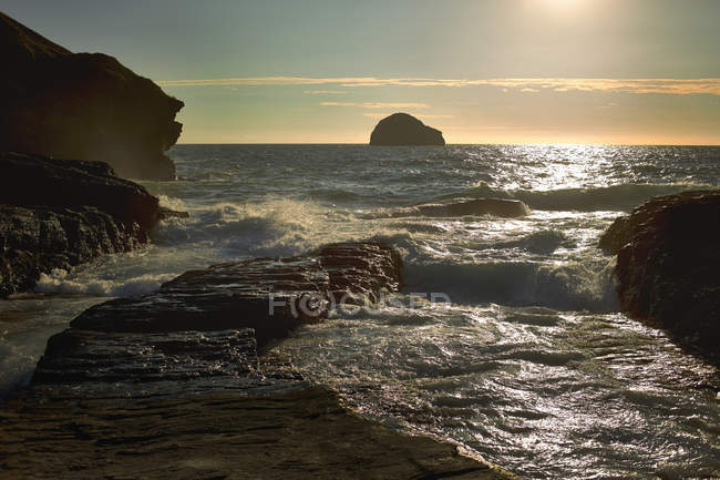 Скалистые скалы и море на восходе солнца — стоковое фото