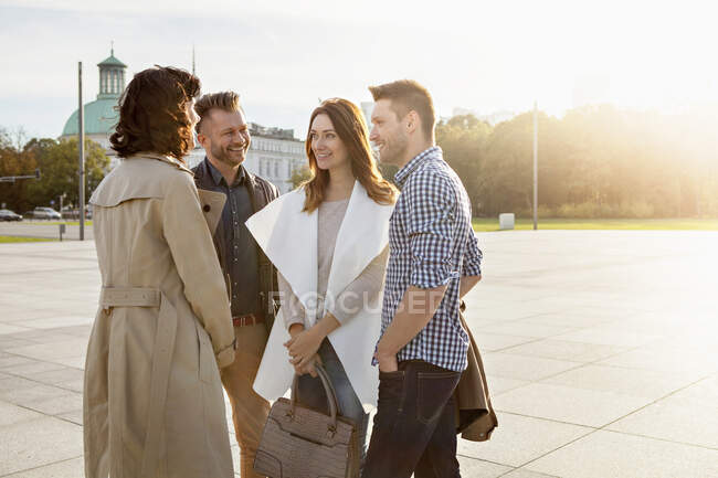 Friends meeting in town square — Stock Photo