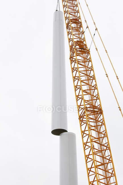 Vista de ángulo bajo de la turbina eólica erigida en el cielo - foto de stock