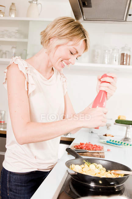 Woman cooking in kitchen — Stock Photo