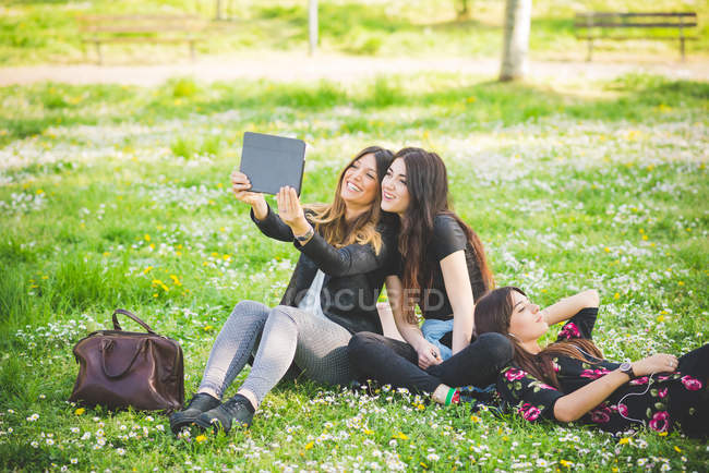 Jovens amigas tirando selfie no parque — Fotografia de Stock