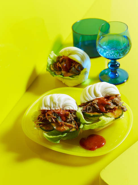 Hamburger con bulgogi di manzo alla griglia sul tavolo — Foto stock