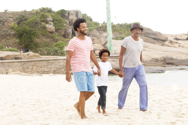 Família de três gerações desfrutando da praia, Rio de Janeiro, Brasil — Fotografia de Stock