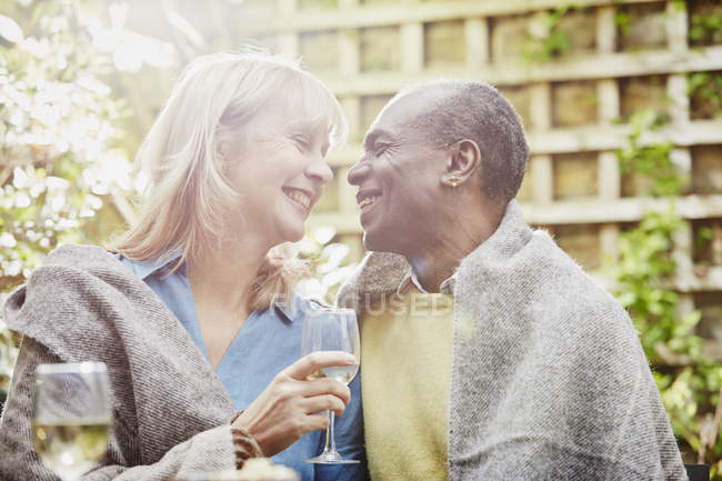 Couple buvant du vin dans le jardin — Photo de stock