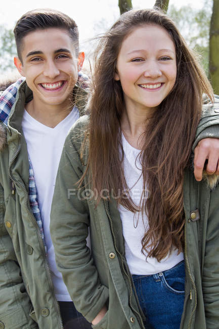 Retrato de pareja adolescente en chaquetas parka - foto de stock
