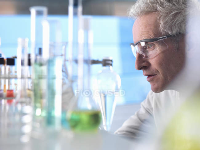 Scienziato che prepara esperimento chimico in laboratorio — Foto stock