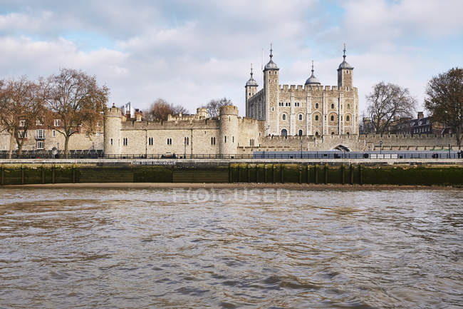 Vista della torre di Londra sopra l'acqua del fiume — Foto stock
