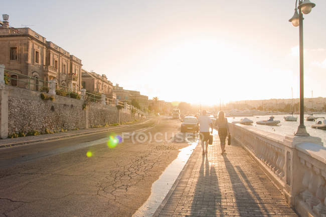 Couple strolling along harbor at sunset, Ta Xbiex, Gzira, Malta — Stock Photo
