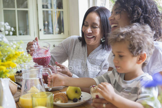 Tre generazioni di famiglia che fanno colazione insieme — Foto stock