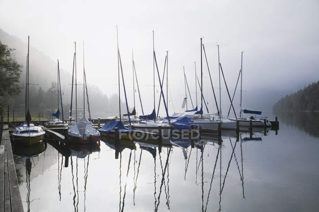 Вітрильники пришвартований на озері місті Plansee — стокове фото