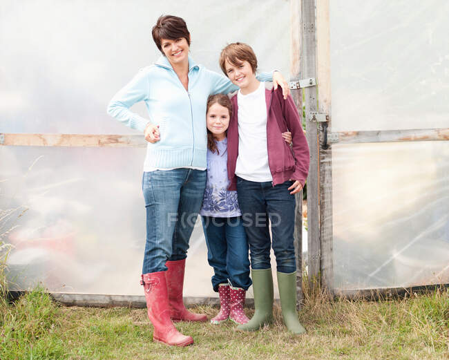 A portrait of a mother, son and daughter — Stock Photo