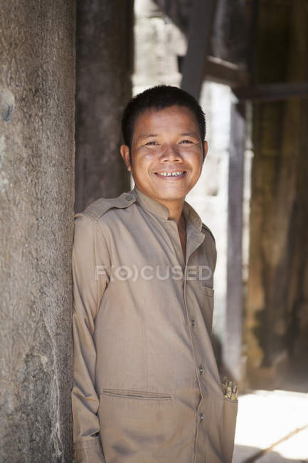 Cambodia man standing by temple, Siem Reap, Cambodia — Stock Photo
