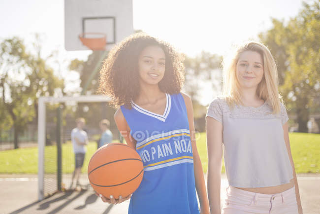 Retrato de dos jóvenes jugadoras de baloncesto - foto de stock