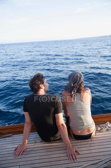 Coppia seduta al binario di una barca — Foto stock