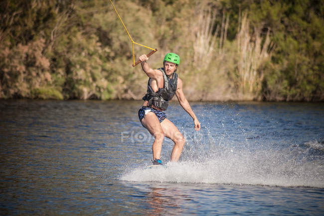 Junger mann im meer wakeboarding, cagliari, sardinien, italien — Stockfoto