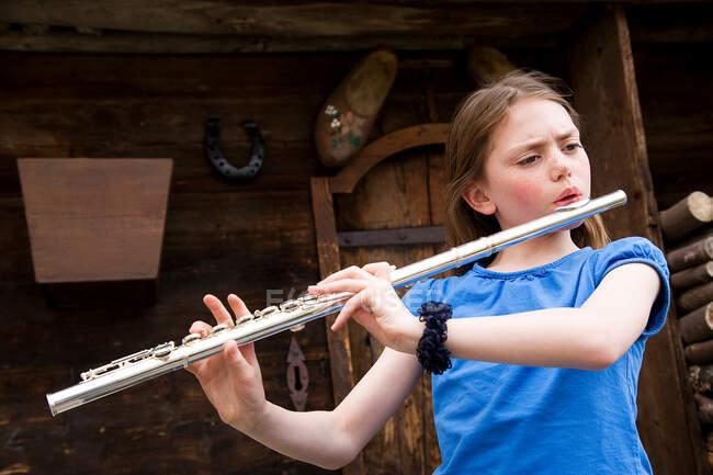 Mädchen spielt Flöte. — Stockfoto