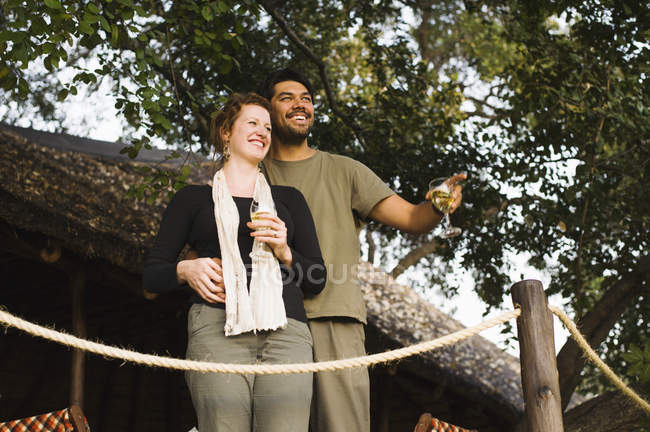 Casal olhando para fora de safari lodge — Fotografia de Stock