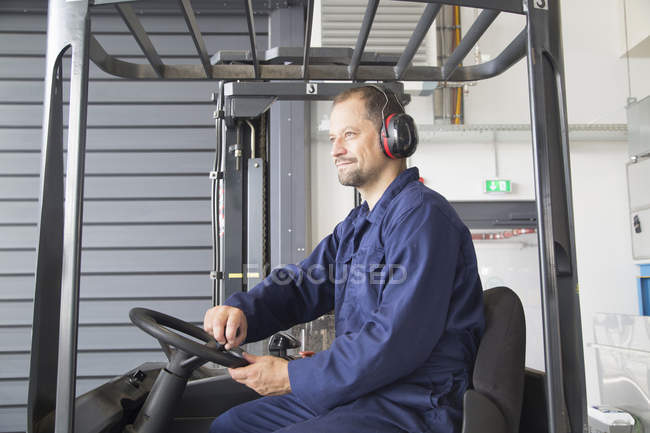 Arbeiter überprüft Kabel in Industrieanlage — Stockfoto