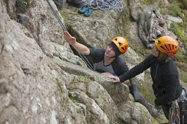 Two rock climbers planning route — Stock Photo