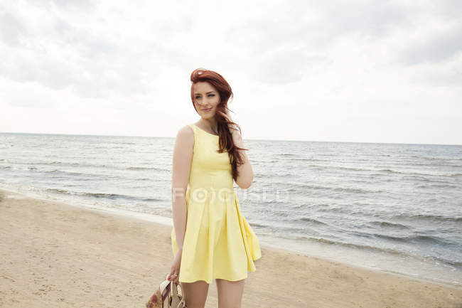 Giovane donna sulla spiaggia — Foto stock