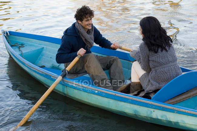 Couple en canot à rames — Photo de stock