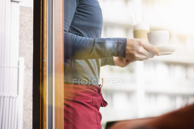 Waiter carrying drinks, cropped — Stock Photo